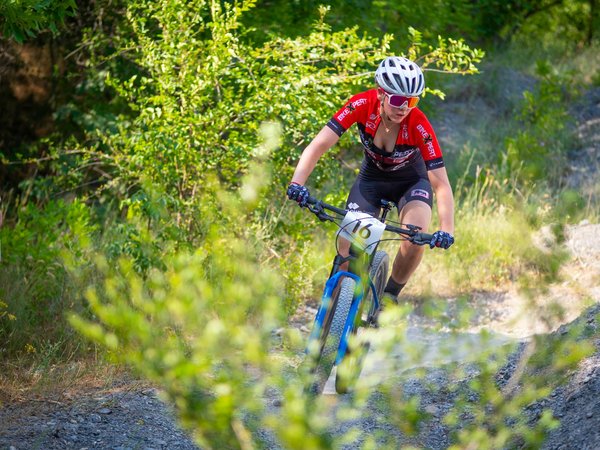 What are the pros and cons of using tubeless tires on sport bikes for UK roads?